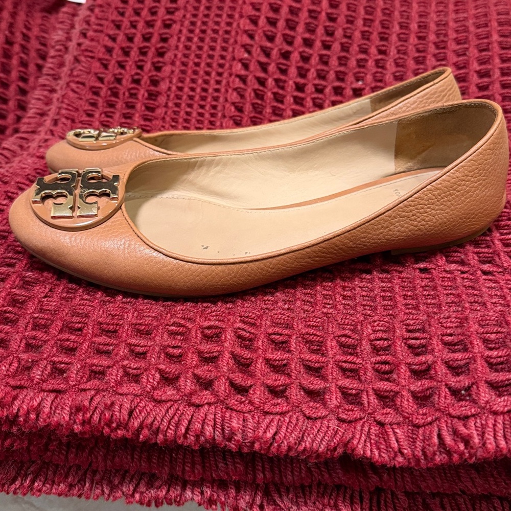 Tory Burch Peach/Tan Leather Logo Ballet Flats - Picture 2 of 3